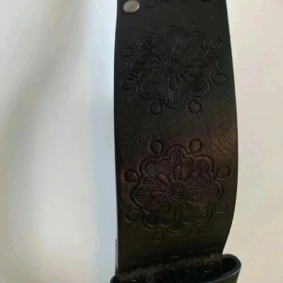 Source  Unknown faux leather belt w embossed floral motif and silver buckle - Picture 5 of 9